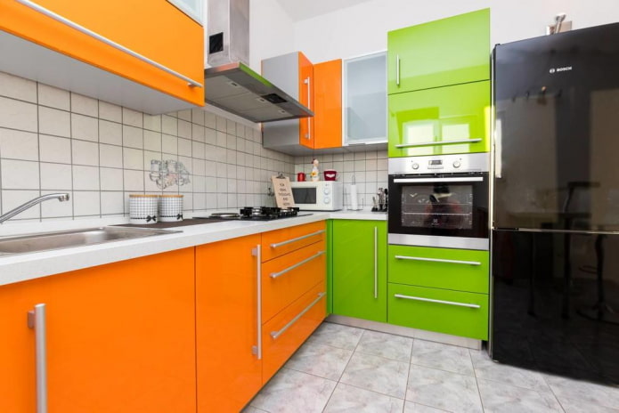 bútorok és készülékek a konyha belsejében, narancssárga színben