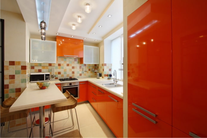 Möbel und Geräte im Inneren der Küche in Orangetönen