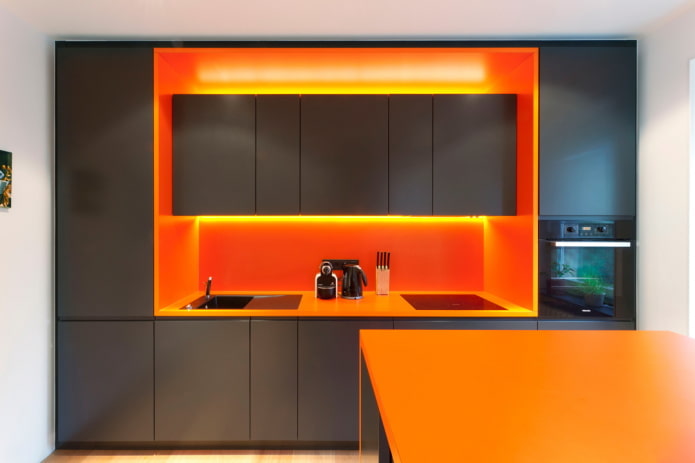 кухињски ентеријер у црним и наранџастим бојама