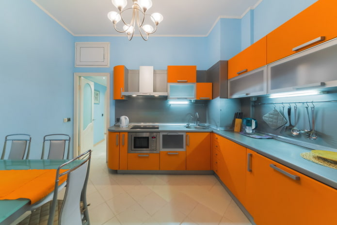 konyha lakberendezés narancssárga és kék színben
