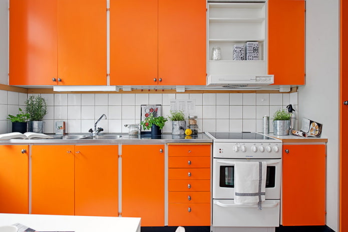 matte Küche in orangen Farben
