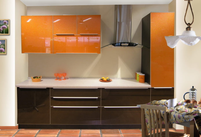 Kücheneinrichtung in orangen Farben