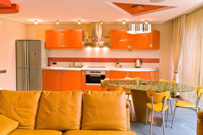 дизајн ентеријера кухиње-дневне собе у наранџастим бојама