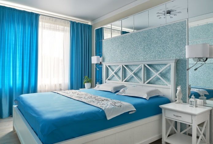 Möbel im Inneren des blauen Schlafzimmers