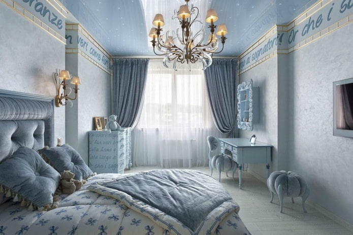 Interieur eines blauen Schlafzimmers im klassischen Stil
