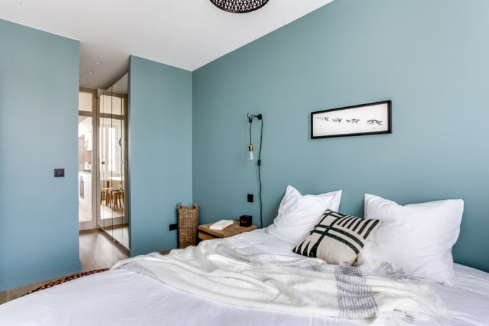 Interieur eines blauen Schlafzimmers im skandinavischen Stil