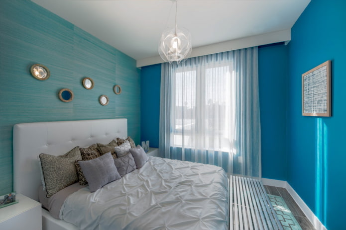 текстила и декора у унутрашњости плаве спаваће собе
