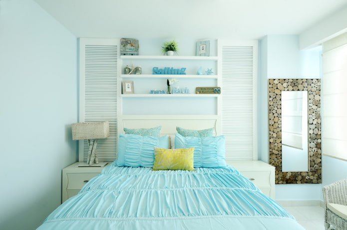 Textilien und Dekor im Inneren des blauen Schlafzimmers