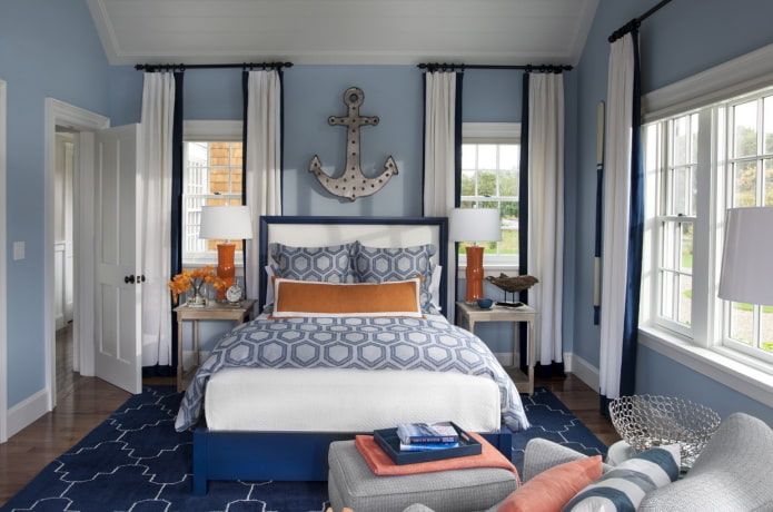 Interieur eines blauen Schlafzimmers im nautischen Stil