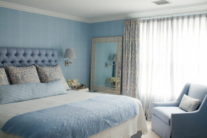 textil és dekoráció a kék hálószoba belsejében
