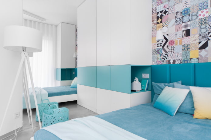 Interieur des blauen Schlafzimmers im Stil des Minimalismus