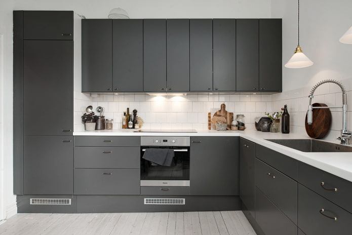кухињски ентеријер у сивим и белим бојама