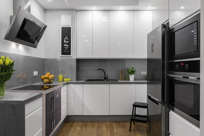 кухињски ентеријер у сивим и белим бојама