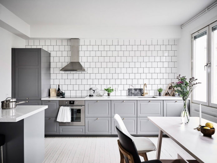 Kücheninterieur in grauen und weißen Farben