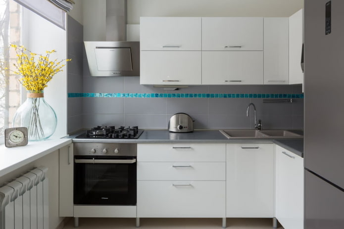 Kücheninterieur in grauen und weißen Farben