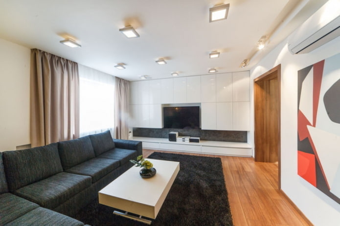 Einrichtung und Beleuchtung im Wohnzimmer im minimalistischen Stil