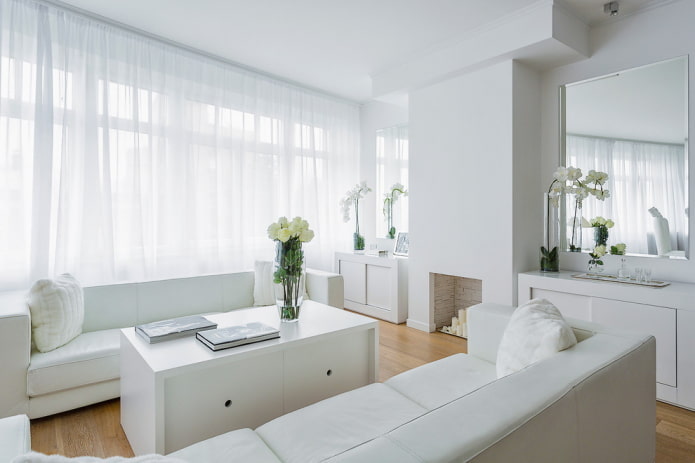 Dekor und Beleuchtung im Wohnzimmer in Weiß