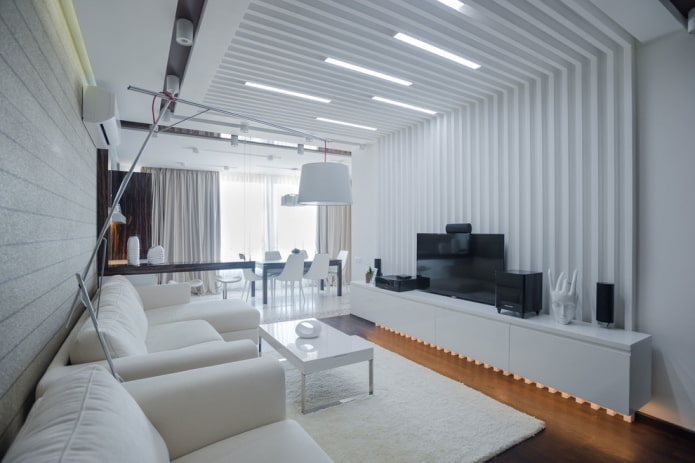 Dekor und Beleuchtung im Wohnzimmer in Weiß