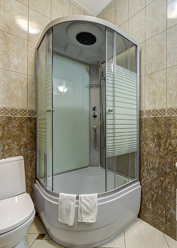 Semicircular shower cabin