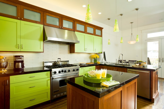 кухињски ентеријер у зелено-смеђим тоновима