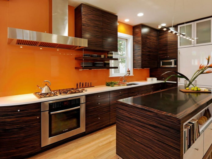 barna konyha lakberendezés világos díszítéssel