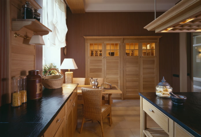 Möbel und Geräte im Inneren der Küche in Brauntönen