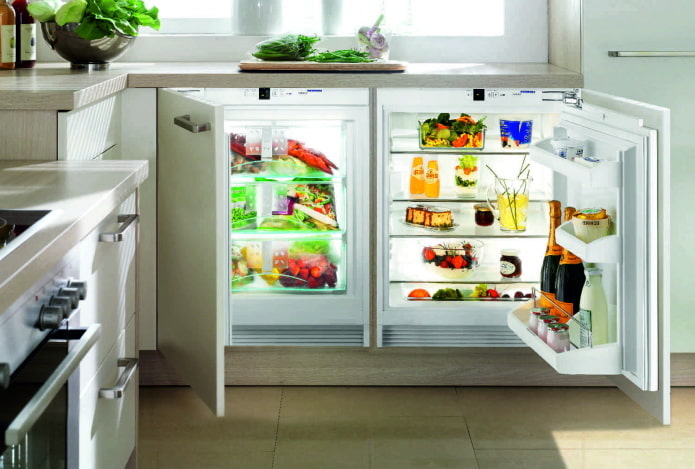 Kühlschrank unter der Arbeitsplatte im Inneren der Küche