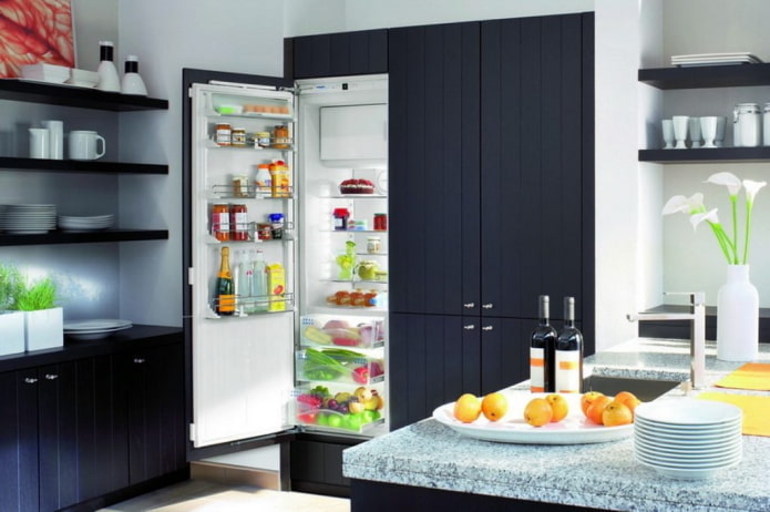 refrigerador en el armario en el interior de la cocina