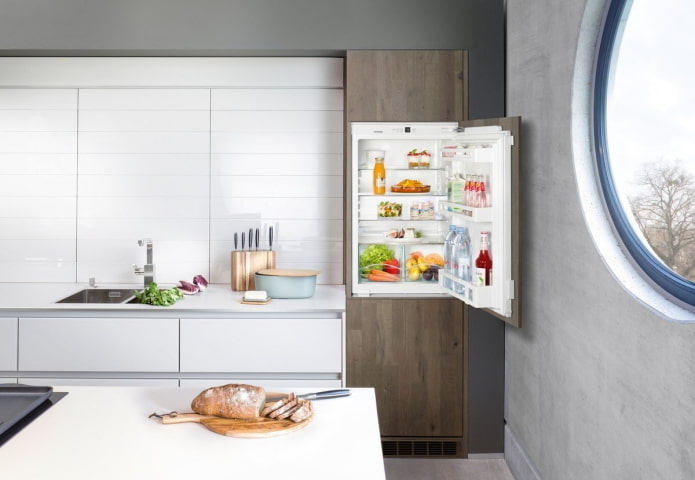 фрижидер уграђен у слушалице у унутрашњости кухиње