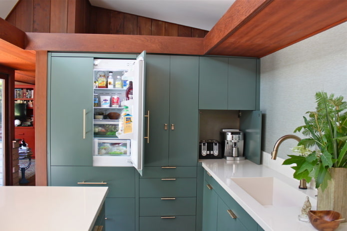 refrigerador integrado en el auricular en el interior de la cocina