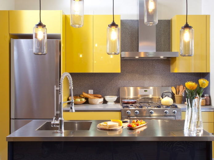 Kücheninterieur in Gelb-Grau-Tönen