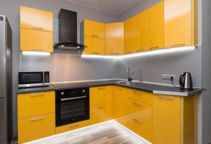 konyha belső sárga-szürke tónusú