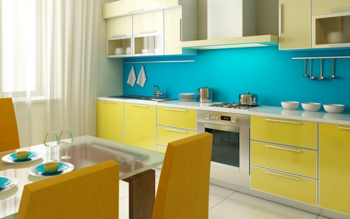 Kücheninterieur in Gelb-Blau-Tönen