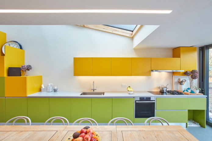 кухињски ентеријер у жуто-зеленим тоновима
