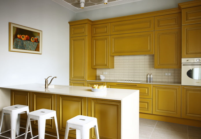 Kücheneinrichtung in Gelbtönen