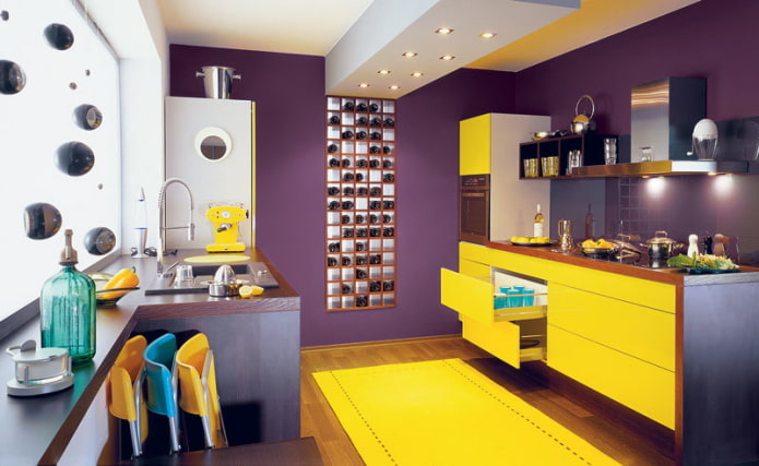 Kücheninterieur in gelb-lila Tönen