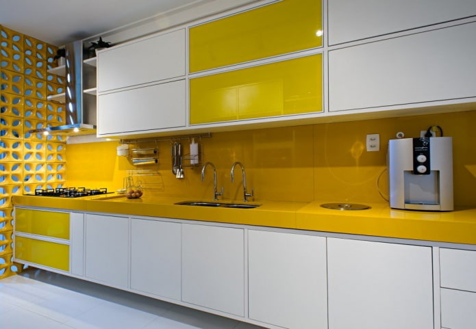 ภายในห้องครัวสีเหลืองและสีขาว