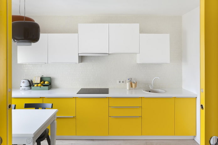 кухињски ентеријер у жутим и белим бојама