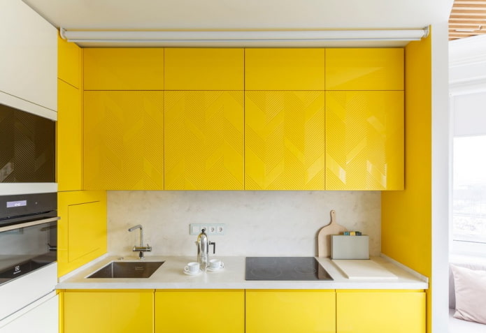ภายในห้องครัวสีเหลืองและสีขาว