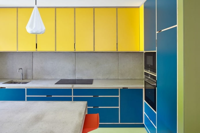 ภายในห้องครัวในโทนสีเหลืองและสีฟ้า