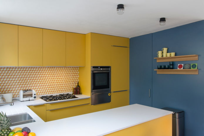 кухињски ентеријер у жутим и плавим тоновима