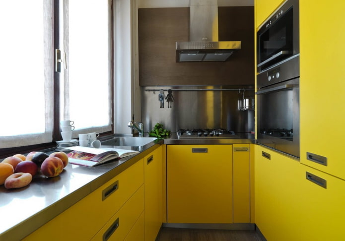 намештај и уређаји у унутрашњости кухиње у жутим тоновима