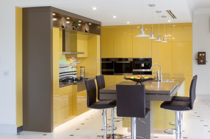 Möbel und Geräte im Inneren der Küche in Gelbtönen