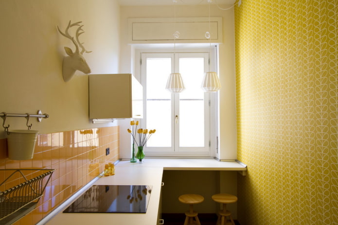 finishing the kitchen in yellow tones