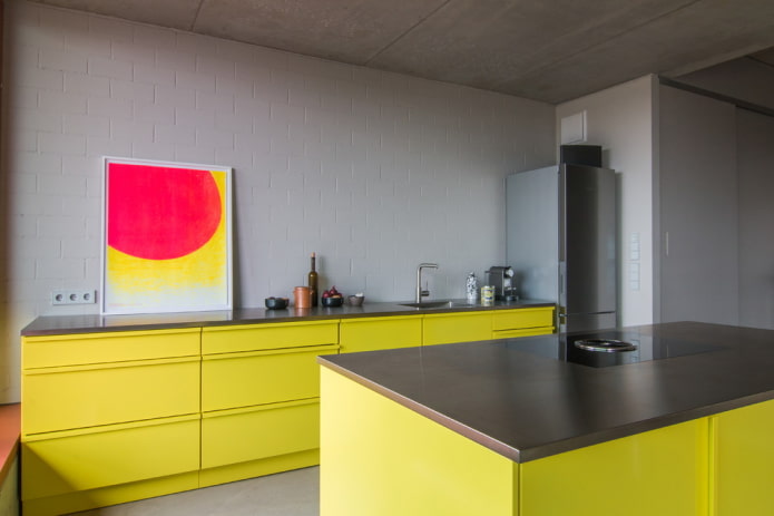 кухињски ентеријер у жуто-сивим тоновима