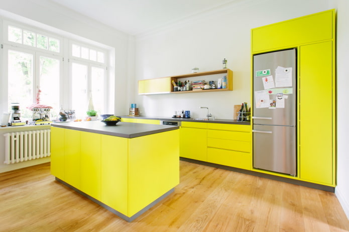 кухињски ентеријер у жутим тоновима