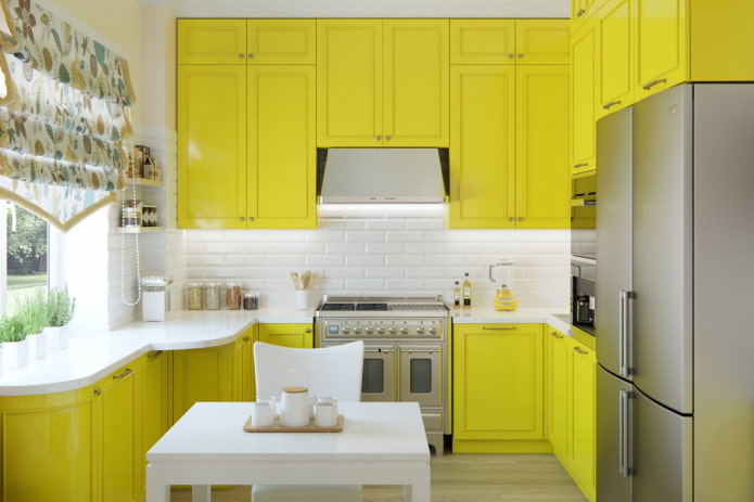 Vorhänge im Inneren der Küche in Gelbtönen
