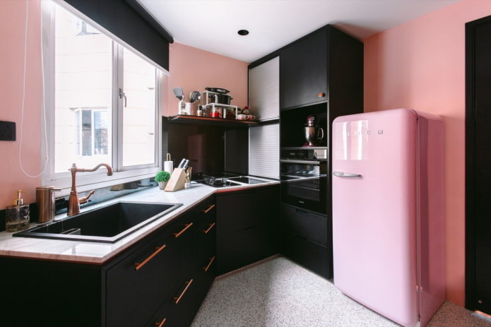 кухињски ентеријер у црним и ружичастим бојама