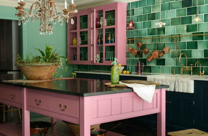 Kücheninterieur in rosa und grünen Farben