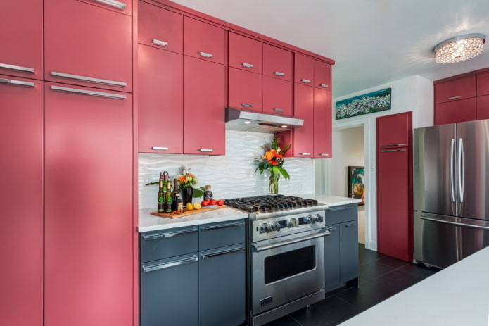 кухињски ентеријер у сиво-ружичастим тоновима